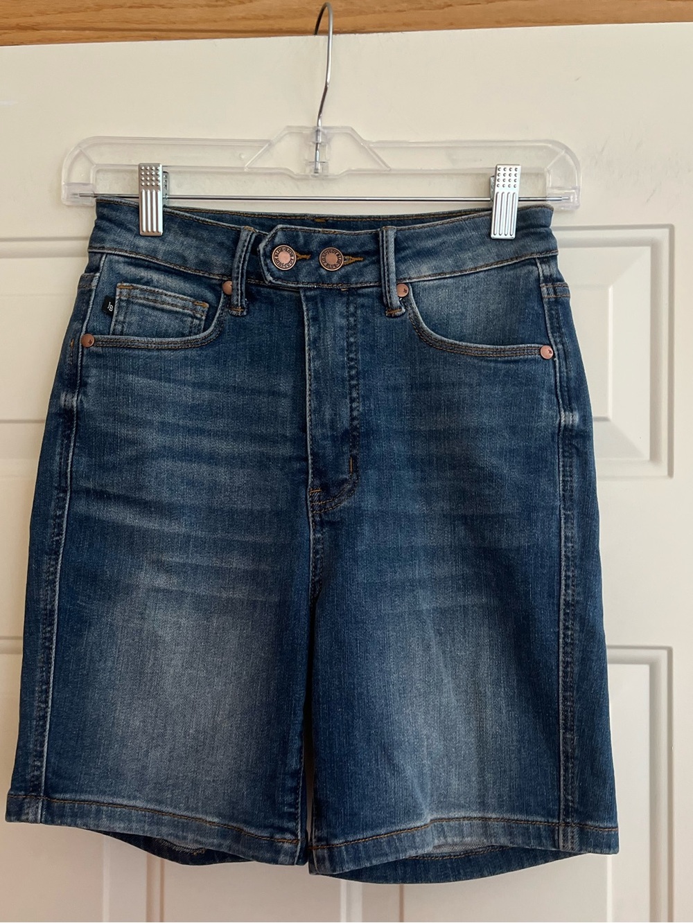 Women’s Judy Blue double button blue medium wash blue bermuda jean shorts. Small